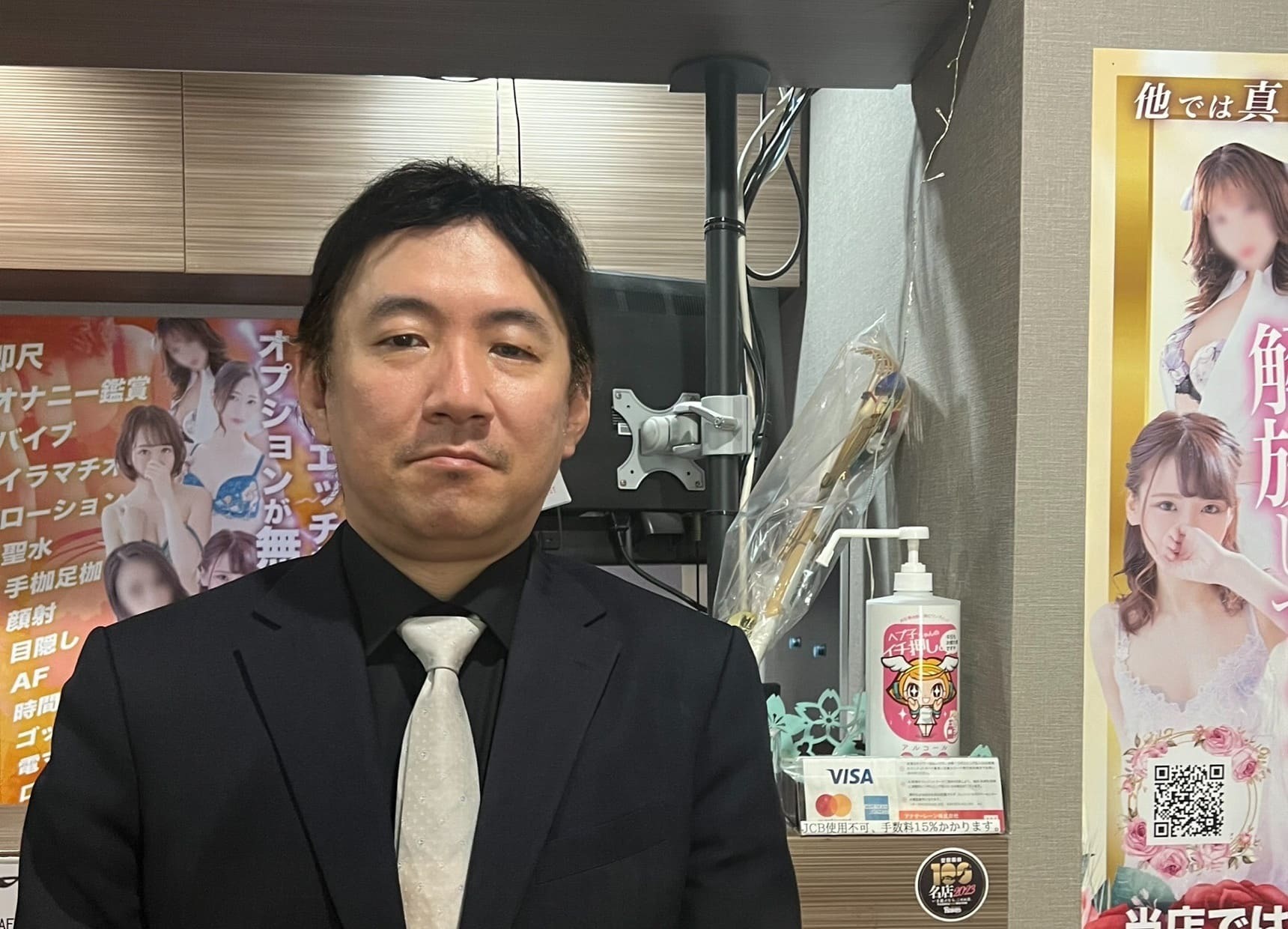 写真：田中店長 大入り手当あり！1日の売り上げ目標達成時に給与とは別に1回5,000円を支給します。個人ノルマではありませんので、未経験で入社された方も支給されます！ ※月平均2～3万円。