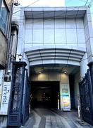 ノルマなどの無い簡単なお仕事です！<br /><br />職場の人間関係は超良好。<br />働きやすさ抜群のヒエンです。<br /><br />マジメで温厚な男子スタッフさん多し。<br />社会保険完備☆彡<br />清潔で綺麗な個室男子寮を完備しております。（バイトさんは不可）<br />社員さんもバイトさんも通勤交通費一部支給です。<br />