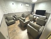 お客様待合室になります。全体的に歯医者やクリニックのようなシックな清潔感のある内装となっております。