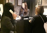 年齢関係なく、幅広く活躍中。女性もいる職場で、業界特有の風俗感もない人ばかり。未経験も多く、転職やダブルワークといった様々な人材が集まっています。