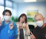 明るく楽しい先輩スタッフが、あなたをしっかりとサポートいたします。研修期間はマンツーマンで業務を教えますのでご安心ください！