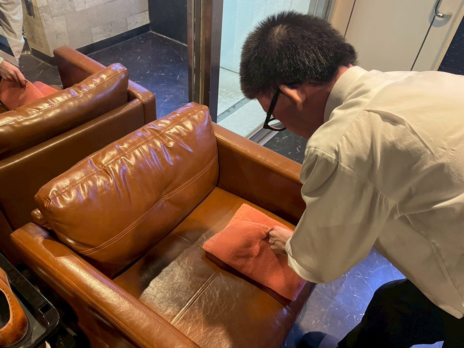 入社後の業務としてはキャストさんが使用するタオル折り等の雑用業務からスタートします。特別なスキルや資格等は一切必要ありません。PC操作もありますが、基本的には打ち込み業務のみとなりますので、未経験の方でも安心して働けます！