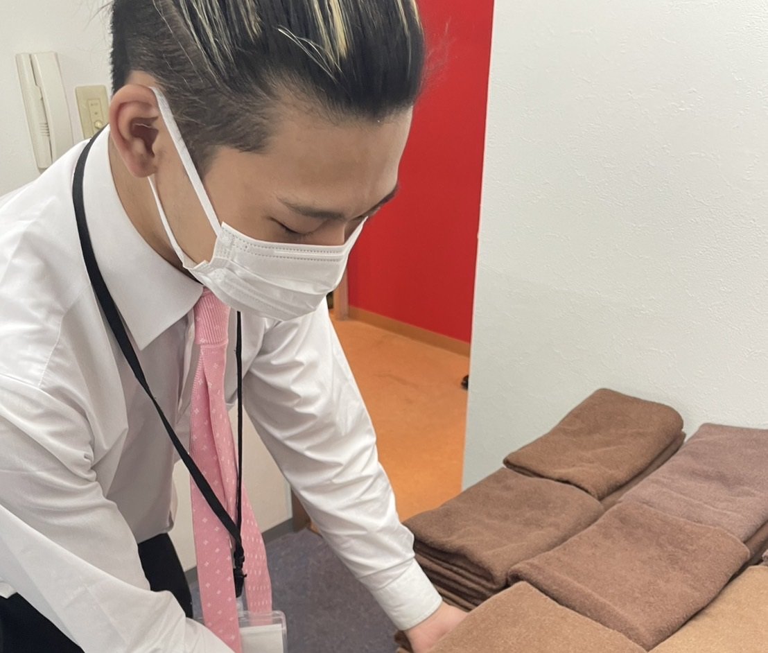 入社後はタオル折りや清掃業務がメインとなります！ 未経験でも簡単に始められるお仕事なので、経験がない方もすぐお仕事に慣れていただけます。