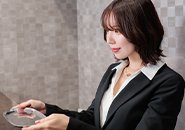当グループは各店舗徒歩10分圏内に1ルームマンション寮のご用意がございます。生活に必要な家電は全て揃ってますので、カバン1つで入居が可能です。月々の光熱費も無料で、入居期限も一切ございませんのでご安心ください。　　