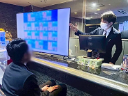 新人スタッフ教育係 藤井（勤務歴：約10年）※写真：右奥 入社していただきましたら、教育係の藤井からお仕事内容の説明をさせていただきます。「入社1日～3日で業務内容を詰め込む」などはございません。試用期間の3カ月間で段階的にお仕事の内容を藤井と一緒にこなして、覚えていただきますのでご安心ください！