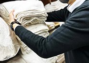 【新人の業務①】最初に覚える仕事の一つ。タオル折とタオル管理。店舗型では基本のお仕事でとっても簡単な内容となっています。業者から搬送されたタオルを備品庫に。詳しくは採用時お教えします！