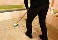 【新人の業務②】最初に覚える仕事の二つ目。清掃業務。個室を綺麗にお掃除するだけ。清掃業者ほどのことはしません。家のお風呂掃除くらいの内容を皆で分担して行います。