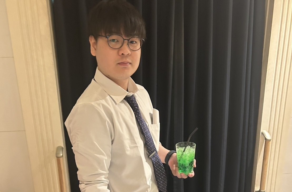 入社後は接客という接客ありません。主にはプレイ前までのお客様にドリンクを渡す業務や清掃業務がメインとなります。難しいスキルや資格学歴も不問となりますので、すぐにお仕事が始められます。