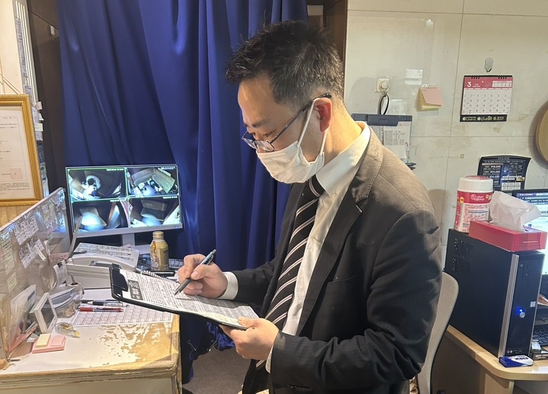 お仕事に慣れてからはプレイ前のお客様に問診票の記入をお願いする業務などがあります。こちらも先輩スタッフ同席のもと、お仕事を始められるので徐々にお仕事に慣れていただけます。