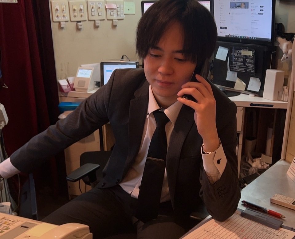 入社2カ月～3カ月目でア「リスト業務」をしていただきます。主には来店したお客様の受付業務や部屋で待機するキャストさんにお仕事の開始前のご案内、終了時間などのご連絡をしていただく等の業務内容となっております。